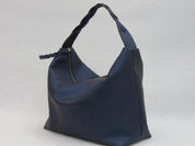 Bolso Trenza en cuero azul, vista en tres cuartos