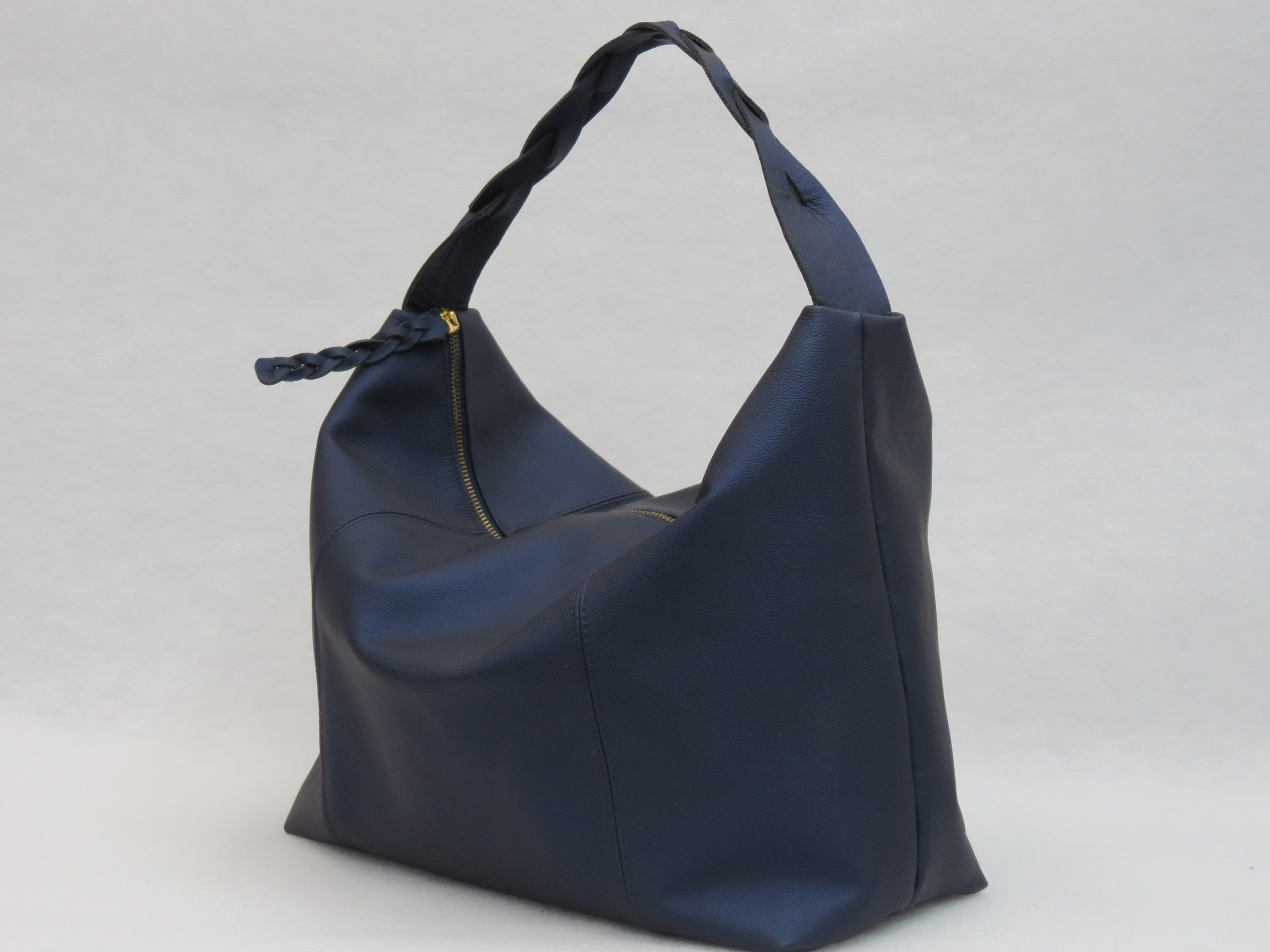 Bolso Trenza en cuero azul, vista en tres cuartos