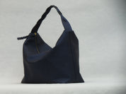 Bolso Trenza en cuero azul, vista frontal con manija trenzada