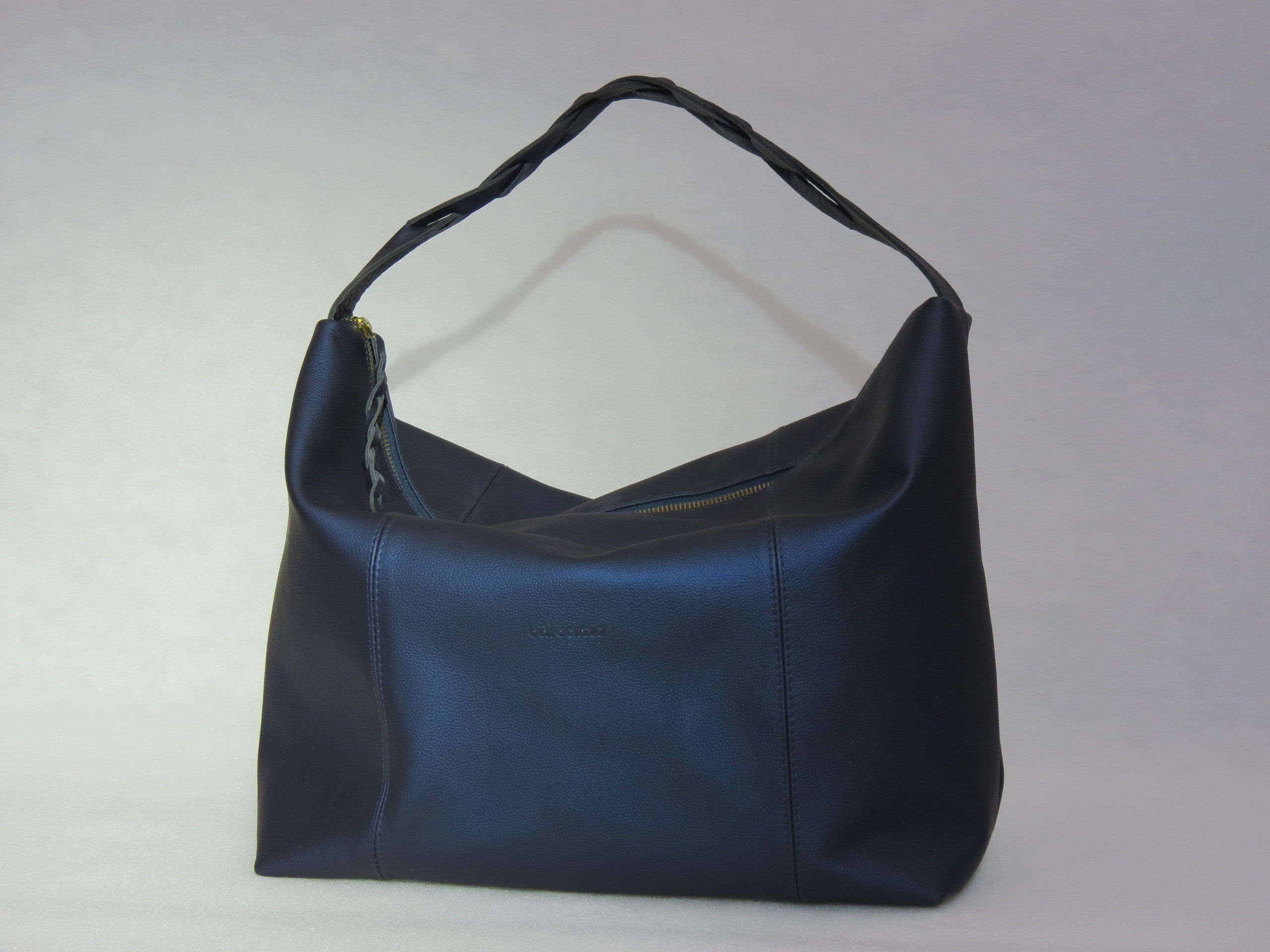 Bolso Trenza en cuero azul, vista de frente con la manija trenzada