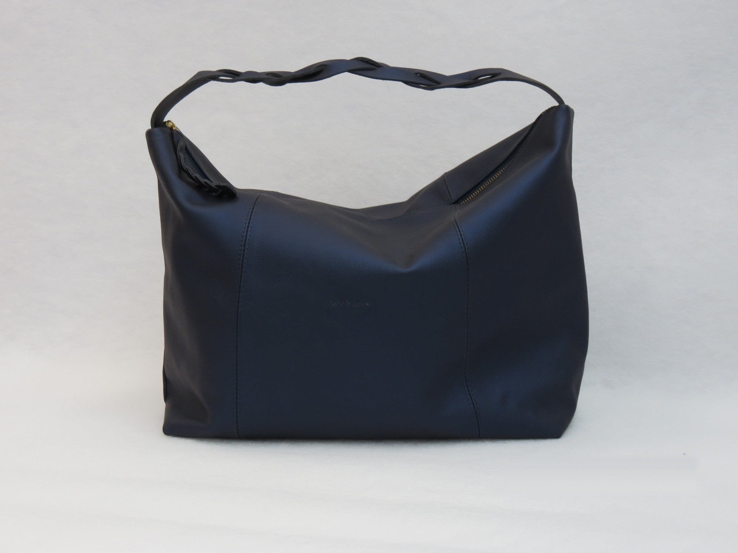 Bolso Trenza en cuero azul, vista de frente