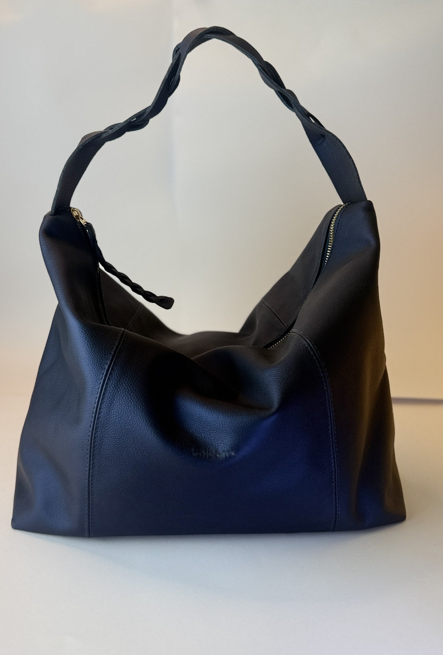 Bolso Trenza en cuero azul, vista de frente con la manija trenzada