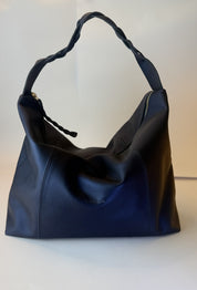 Bolso Trenza en cuero azul, vista de frente con la manija trenzada
