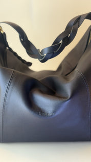 Detalle de la manija trenzada y del logo Bálbamo, Bolso Trenza azul