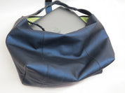 Bolso Trenza en cuero azul con una laptop en su interior