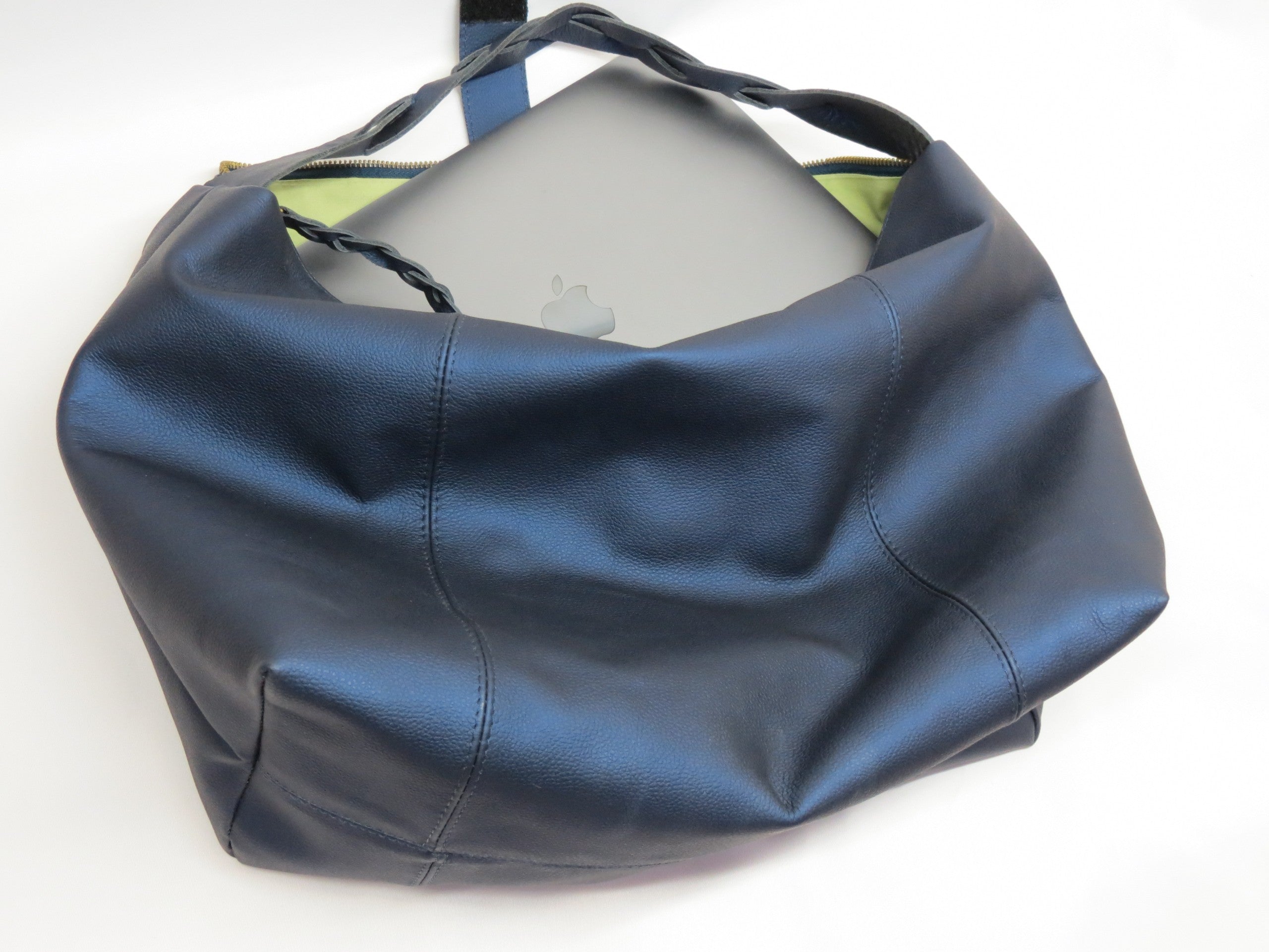 Bolso Trenza en cuero azul con una laptop en su interior