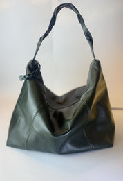 Bolso Trenza en cuero verde oscuro, vista de frente con la manija trenzada