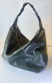 Bolso Trenza en cuero verde oscuro, vista en tres cuartos