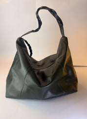 Bolso Trenza en cuero verde oscuro, vista de frente