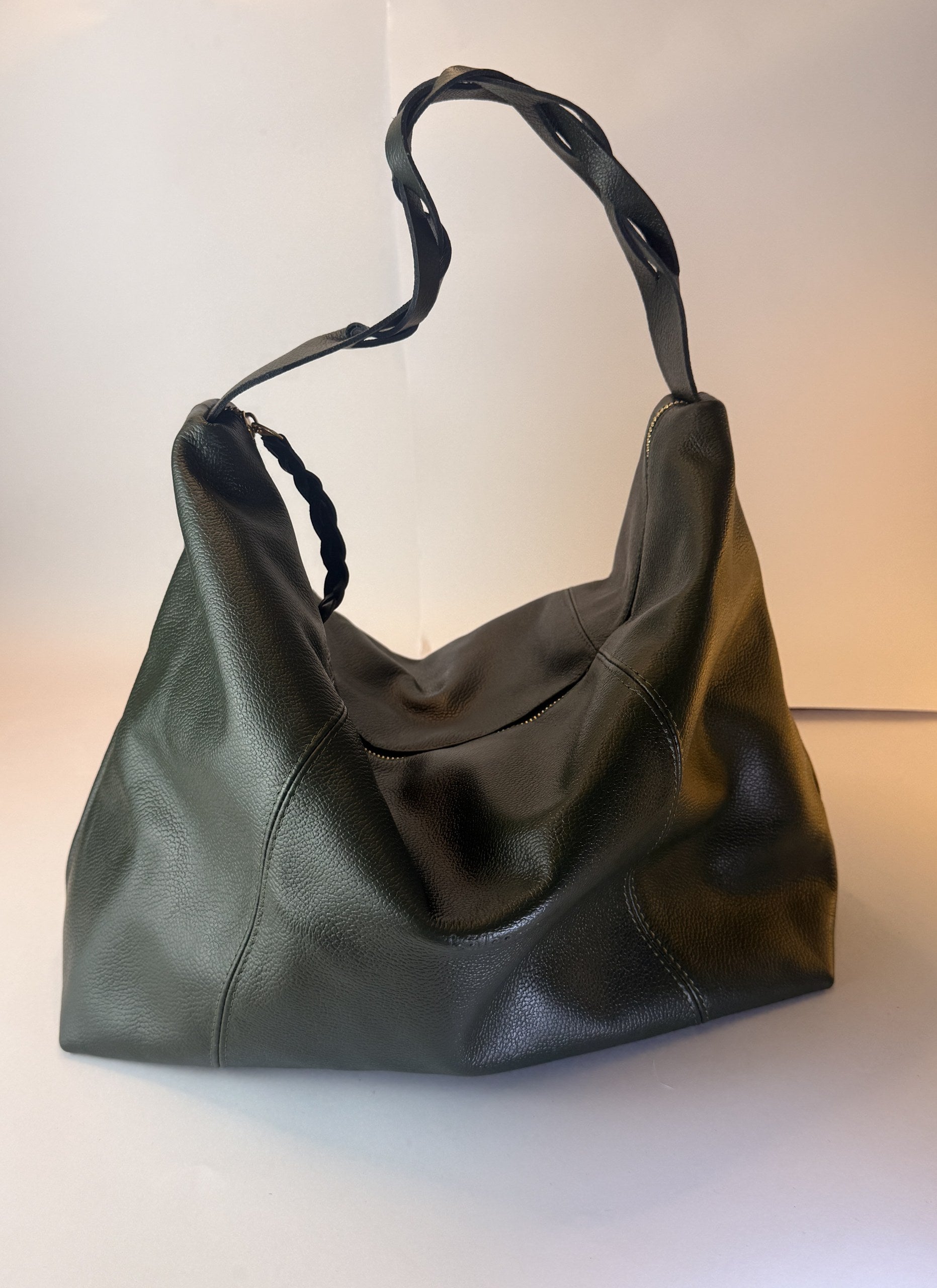 Bolso Trenza en cuero verde oscuro, vista de frente