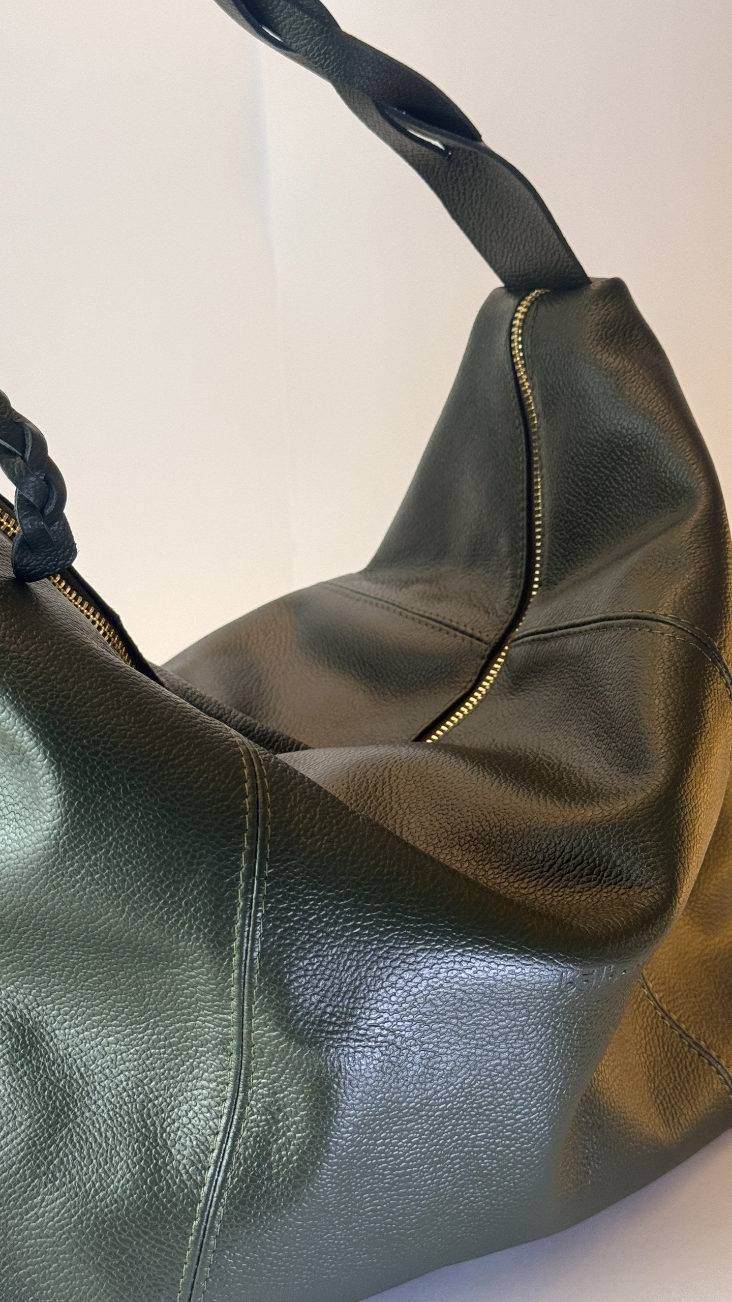 Detalle de la manija trenzada y del cierre dorado, Bolso Trenza verde oscuro