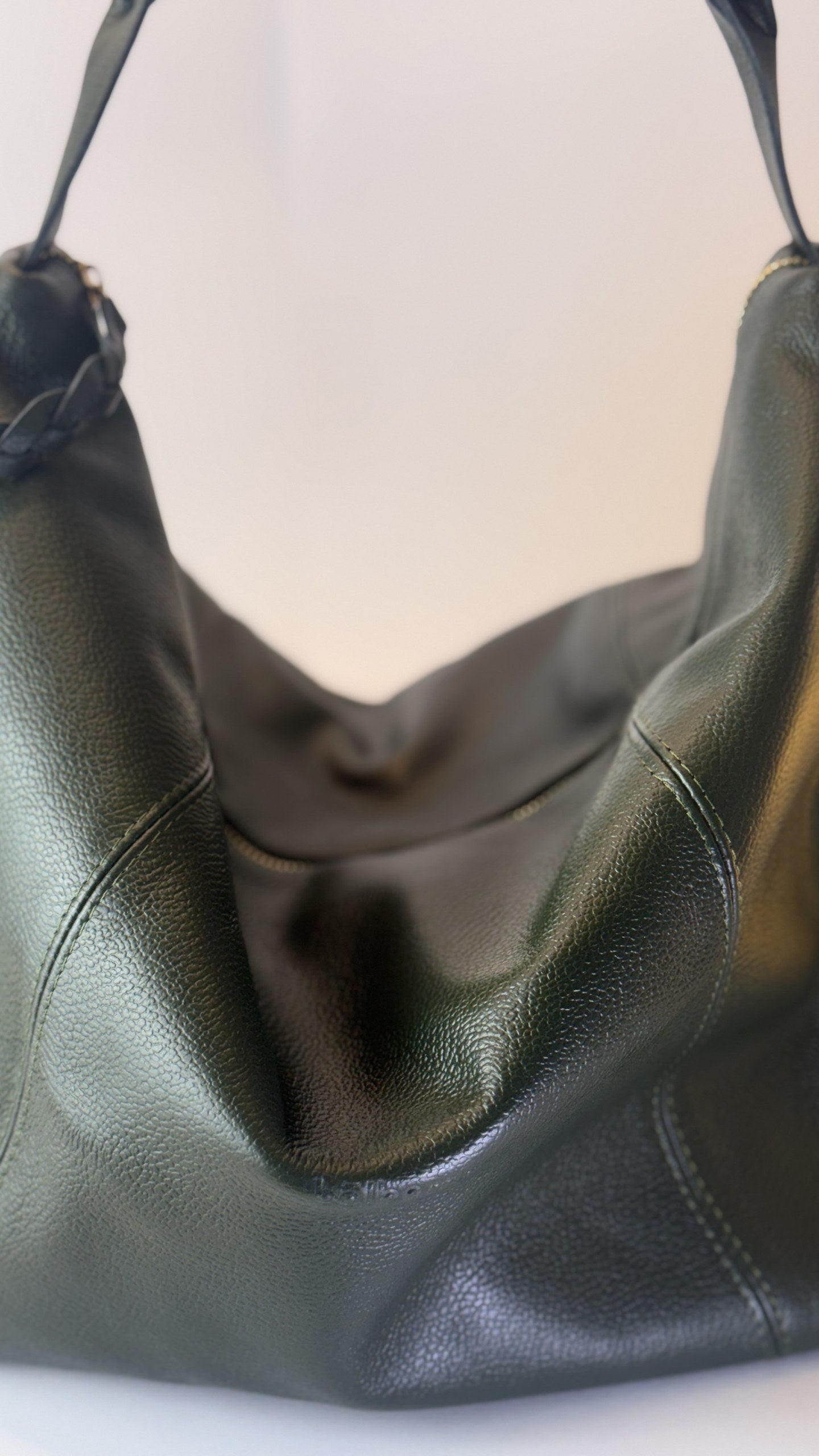 Detalle de la abertura y del cuero, Bolso Trenza verde oscuro