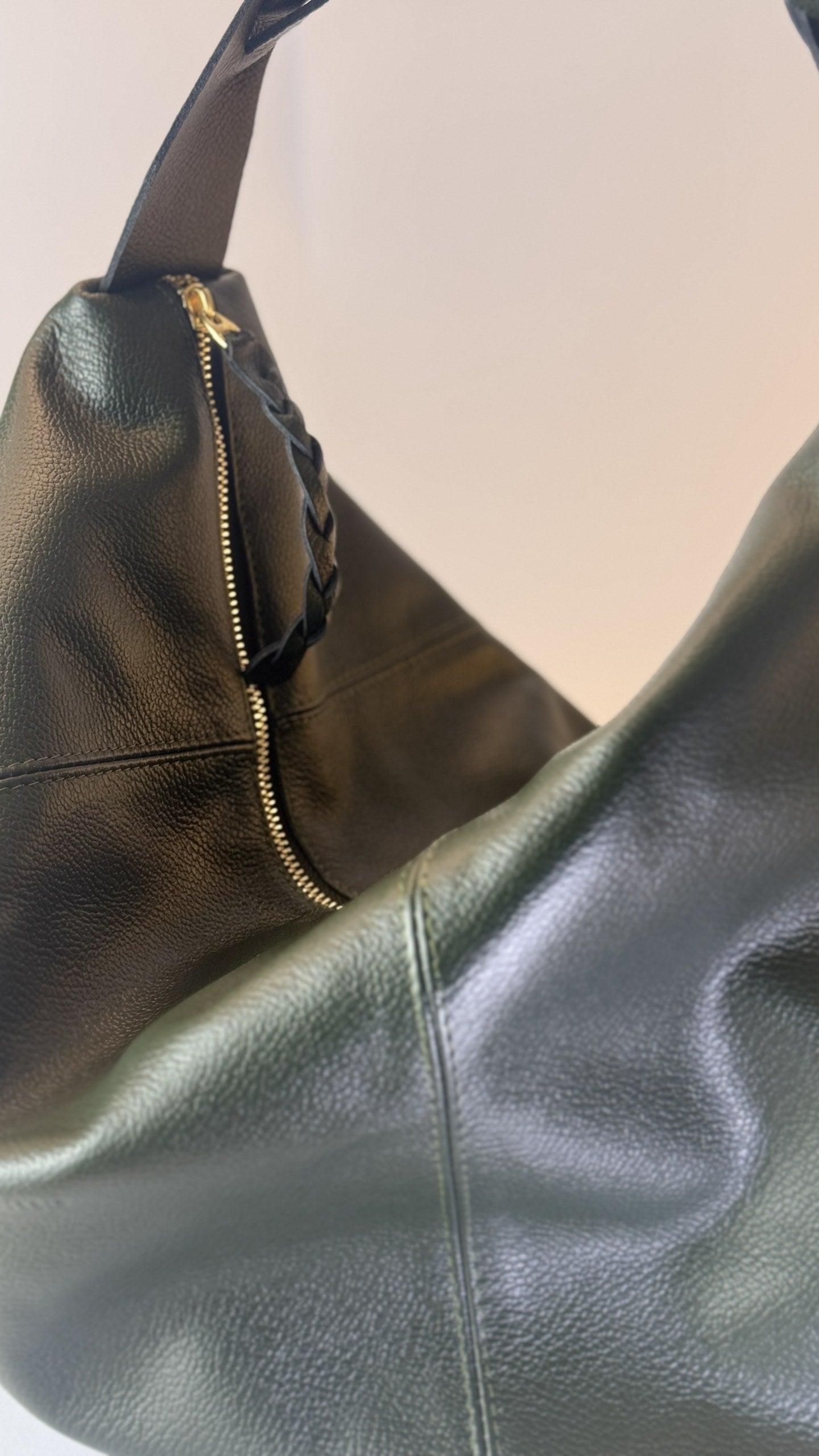 Detalle del cierre dorado y de la trenza, Bolso Trenza verde oscuro