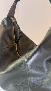 Detalle del cierre dorado y de la trenza, Bolso Trenza verde oscuro