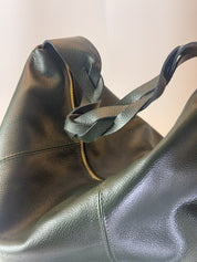 Detalle de la manija trenzada y del cierre, Bolso Trenza verde oscuro