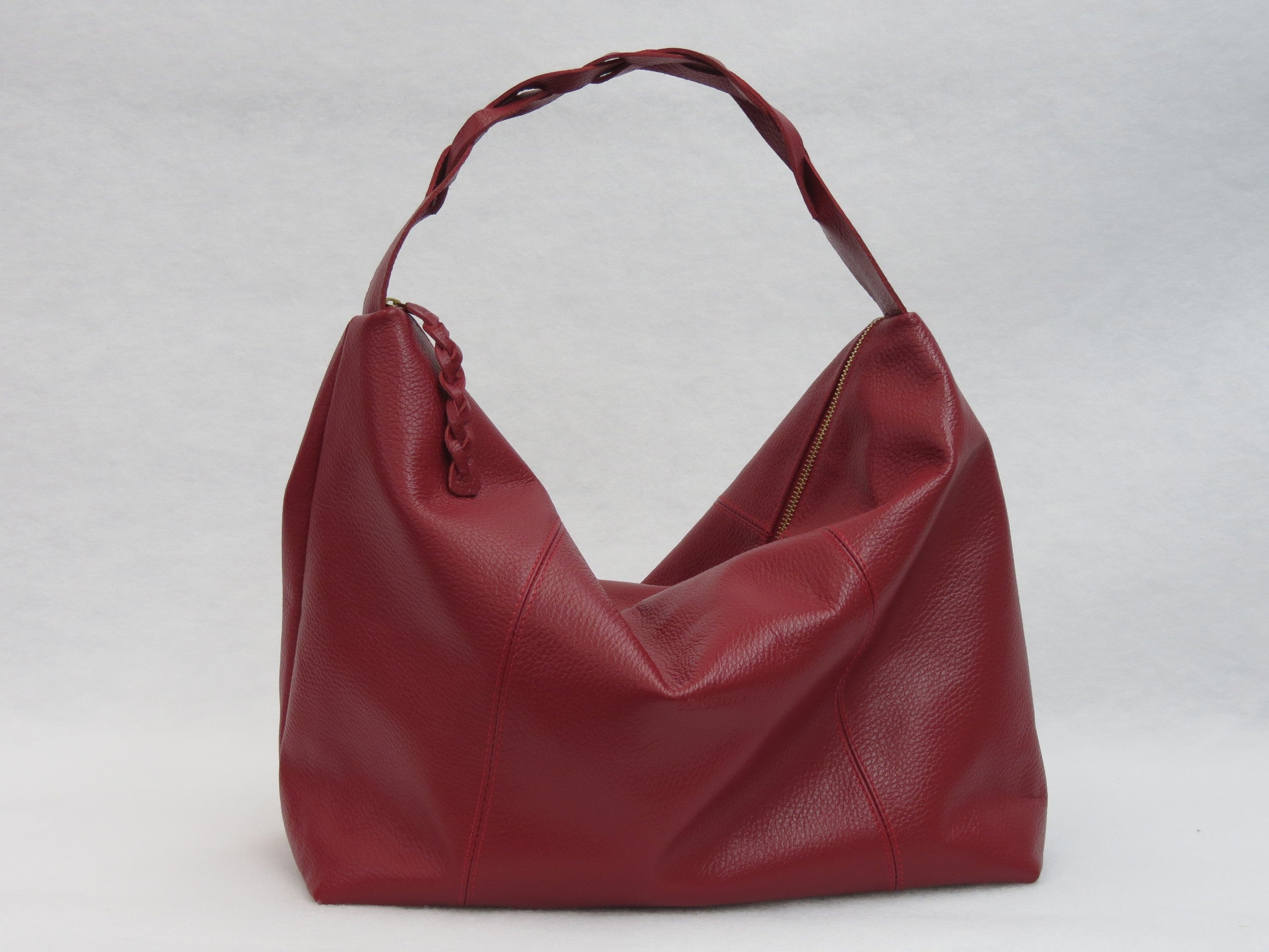 Bolso Trenza en cuero vino tinto, vista frontal con manija trenzada