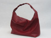 Bolso Trenza en cuero vino tinto, detalle de la manija trenzada