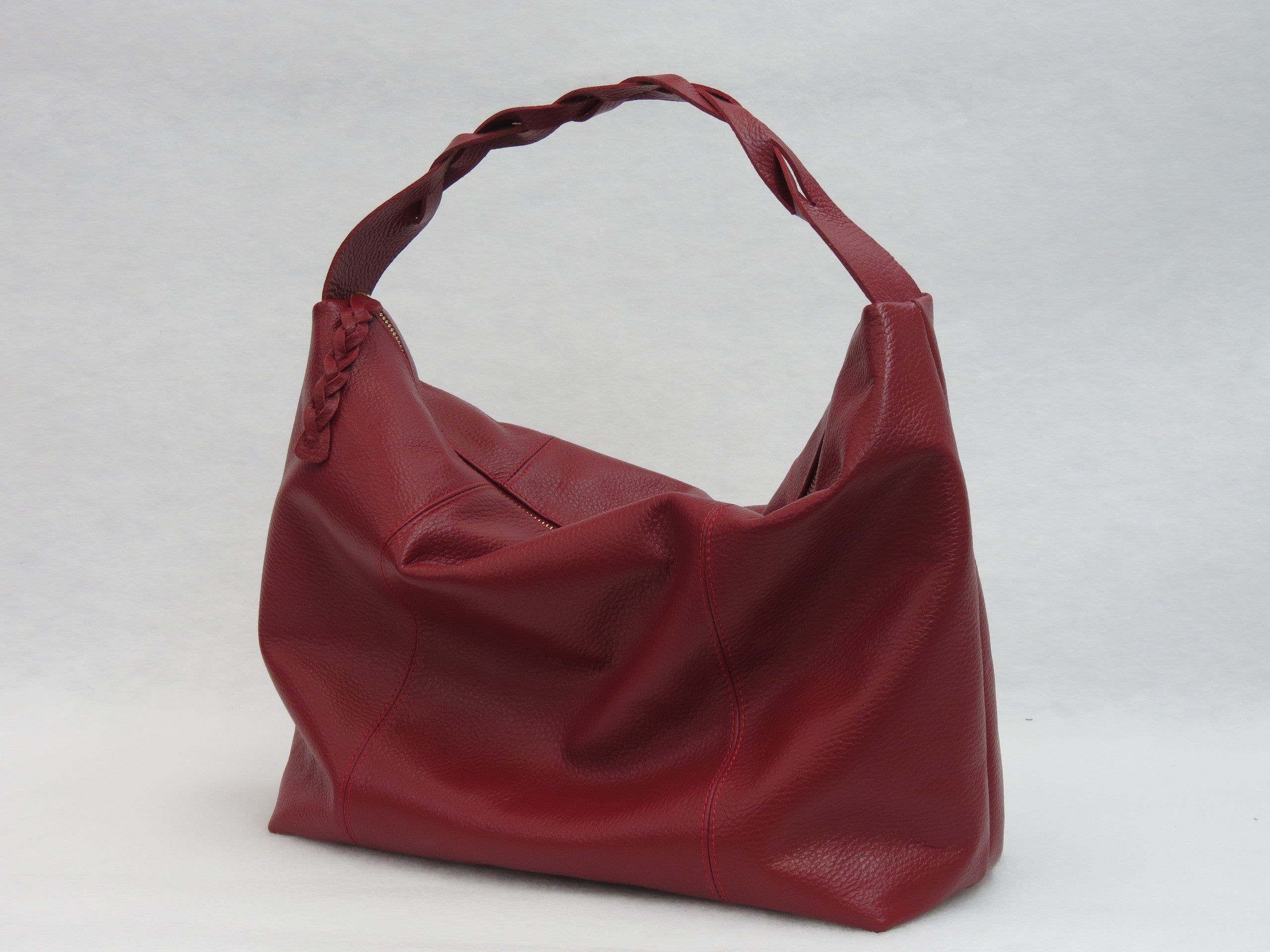 Bolso Trenza en cuero vino tinto, detalle de la manija trenzada