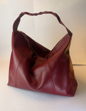 Bolso Trenza en cuero vino tinto, vista de frente con la manija trenzada