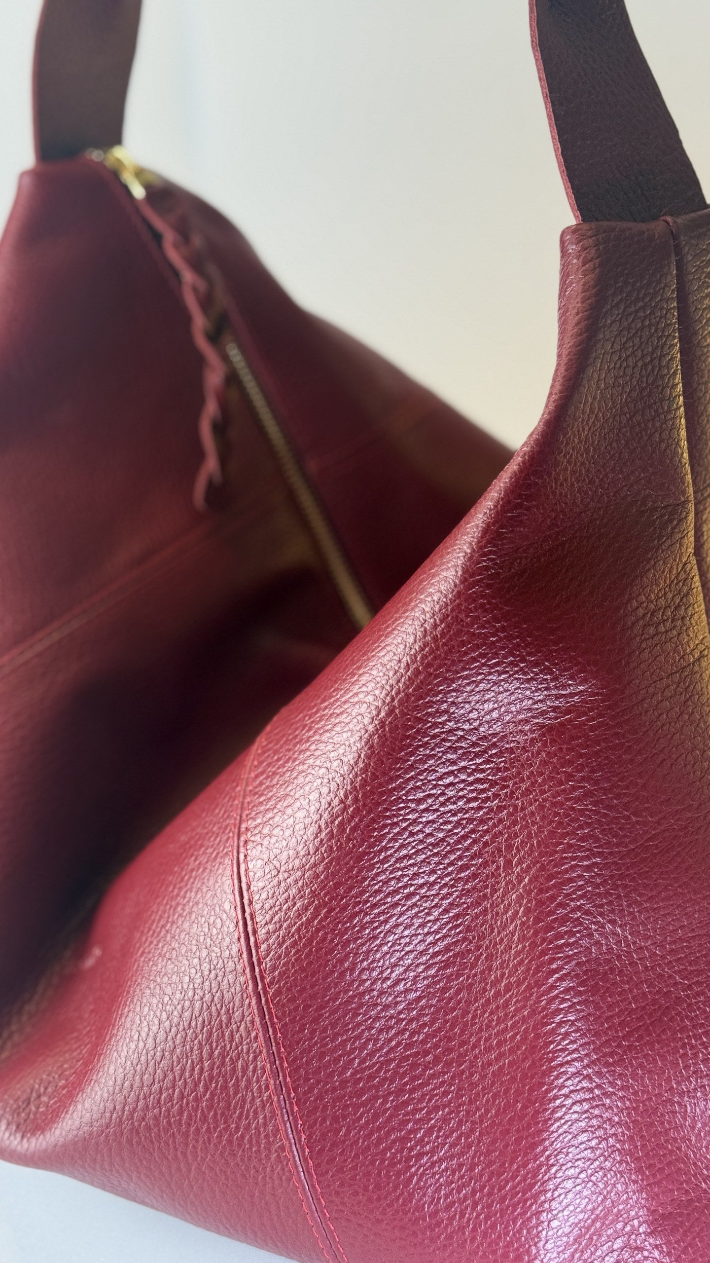 Detalle del cuero y de la costura trenzada, Bolso Trenza vino tinto