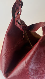 Detalle de la manija trenzada en cuero, Bolso Trenza vino tinto